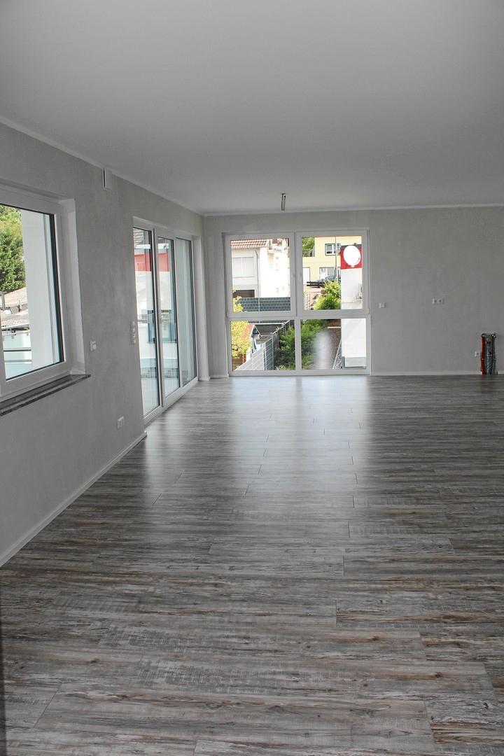Wohnzimmer mit offener Küche