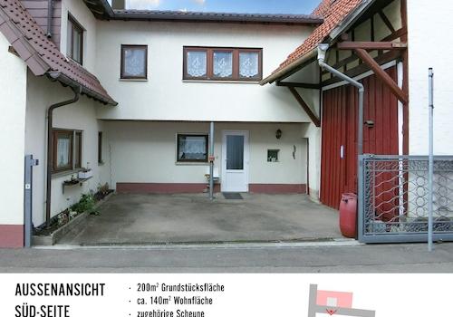 Hofblick mit offenem Tor