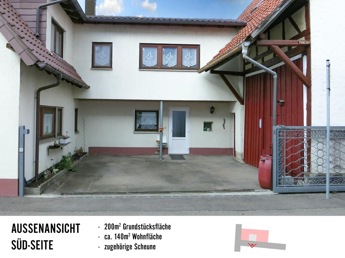 Hofblick mit offenem Tor