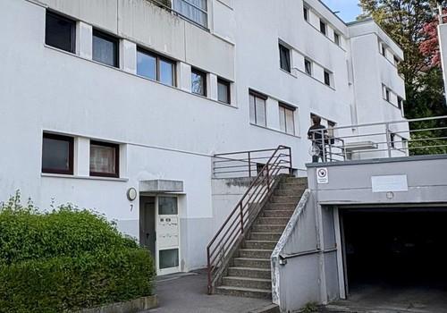 Hauseingang und Tiefgarage