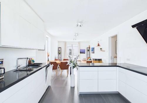 Blick von der Küche ins Wohnzimmer