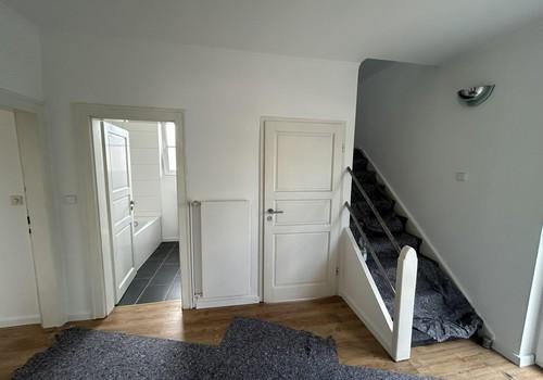 Flur mit Treppe in den 2. OG