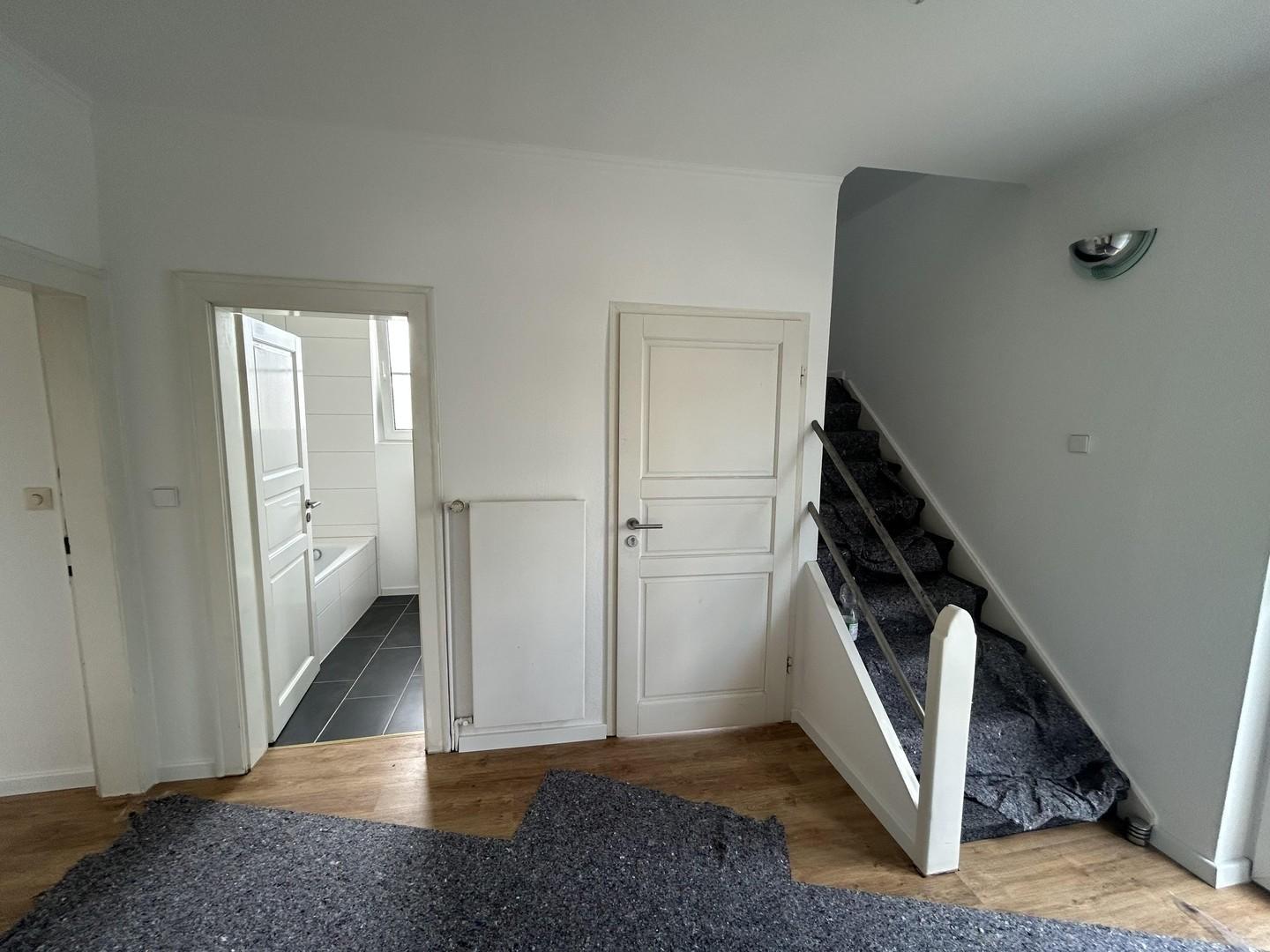 Flur mit Treppe in den 2. OG