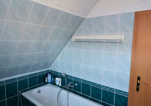 Badezimmer mit Wanne OG