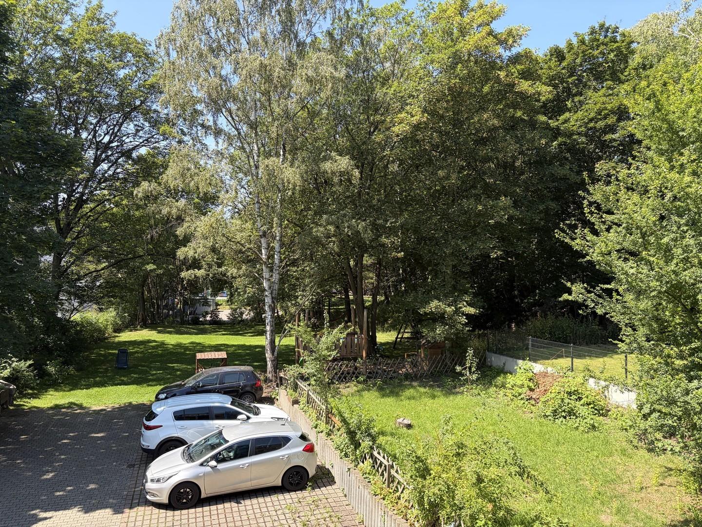 Blick vom Balkon in den Garten