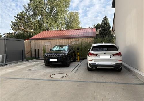 Stellplatz (weißes Auto)