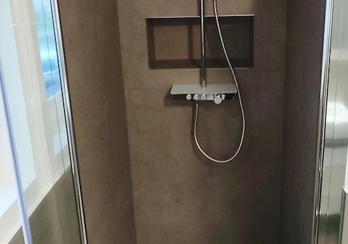 Die ebenerdige Kinderdusche
