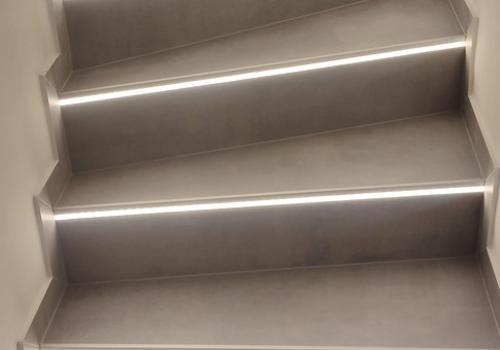 Die beleuchtete Kellertreppe