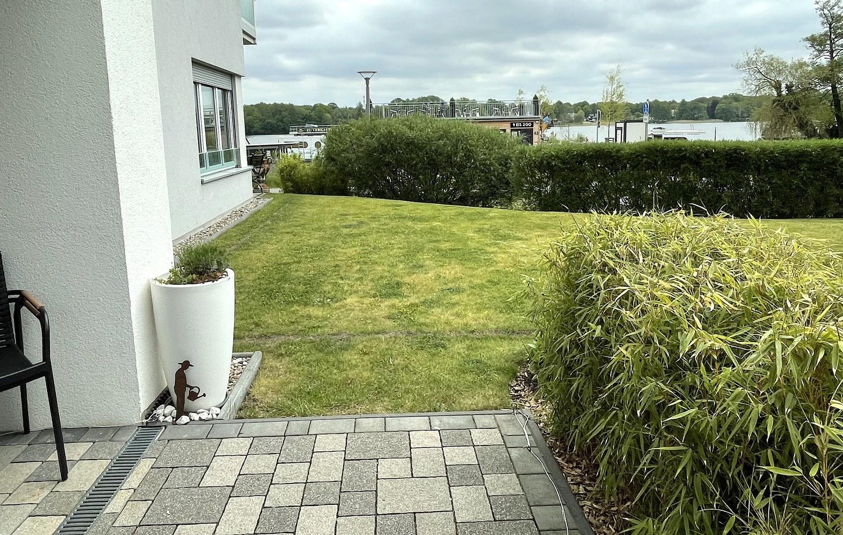 16_Blick von Terrasse zum See