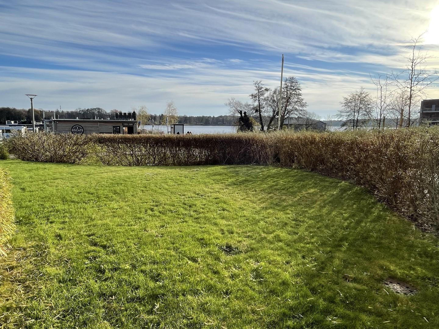 17_Wiese vor Terrasse