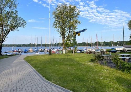18_Weg entlang am See