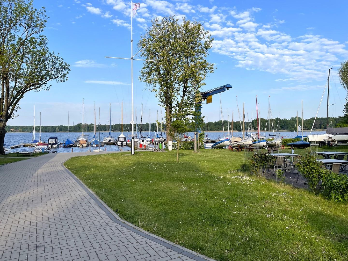 18_Weg entlang am See