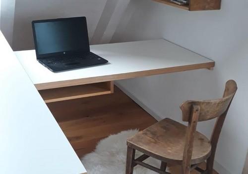 Arbeitsplatz im Obergeschoss