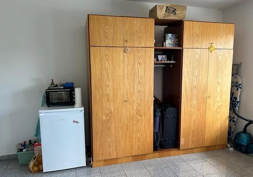 Kleiderschrank & Kühlschrank