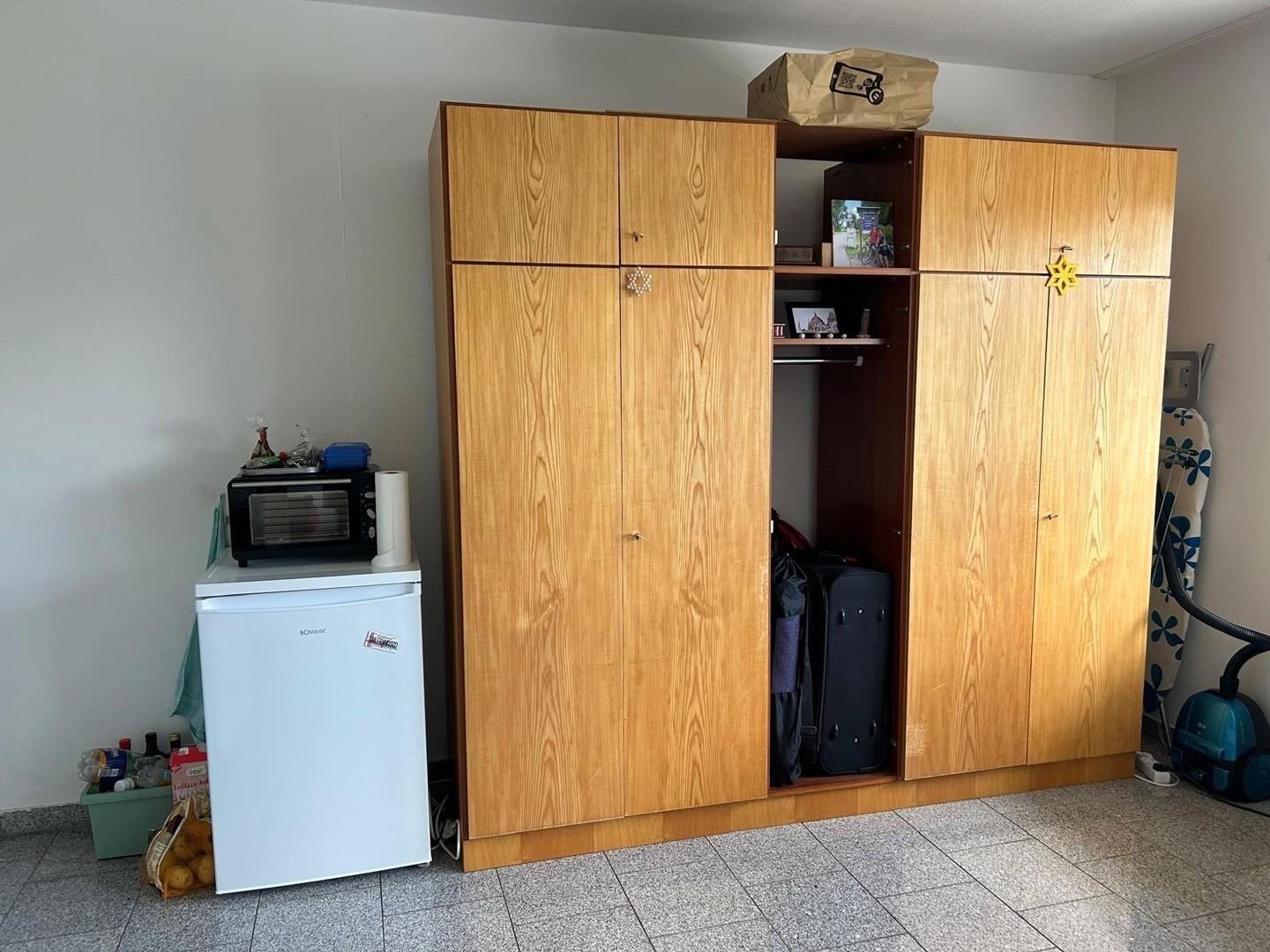Kleiderschrank & Kühlschrank