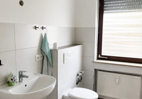 Bad, Waschbecken/WC-Seite