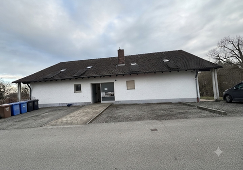Eingangsbereich und Stellplätz