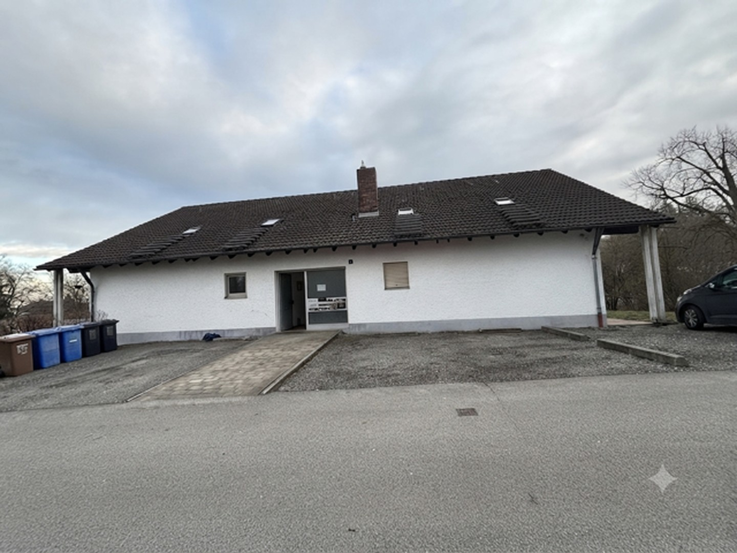 Eingangsbereich und Stellplätz