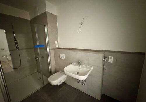 15 Waschbecken und Toilette