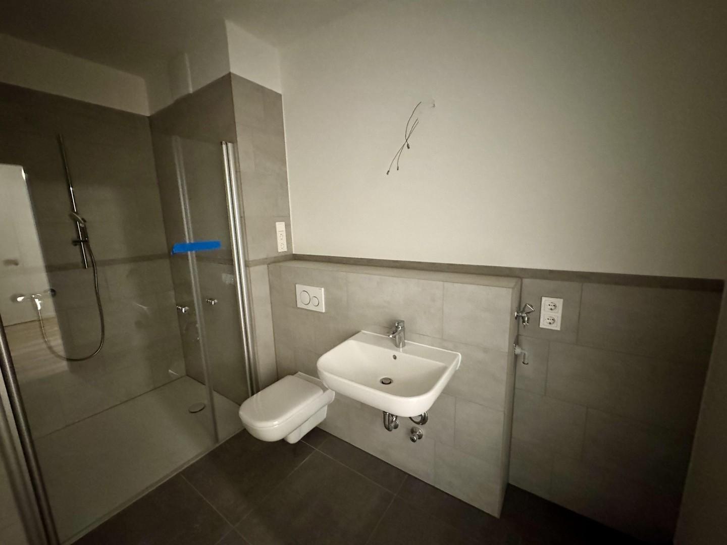 15 Waschbecken und Toilette