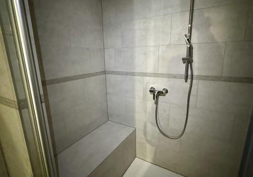 17 Dusche mit Sitzgelegenheit