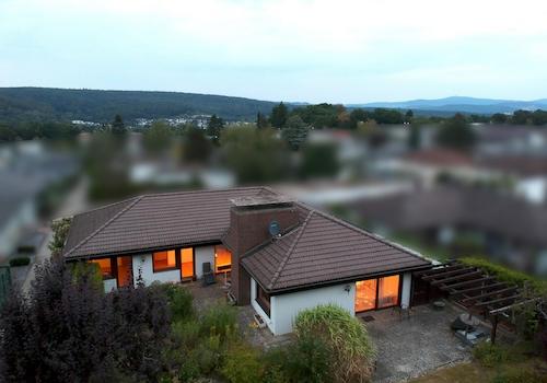 Gartenseite mit Taunusblick