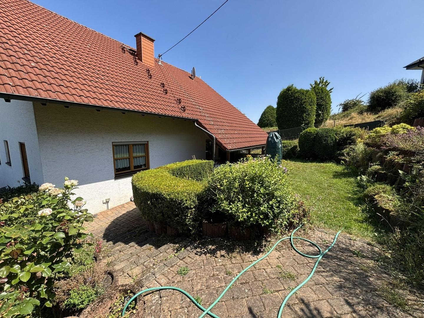 Westseite mit Garten