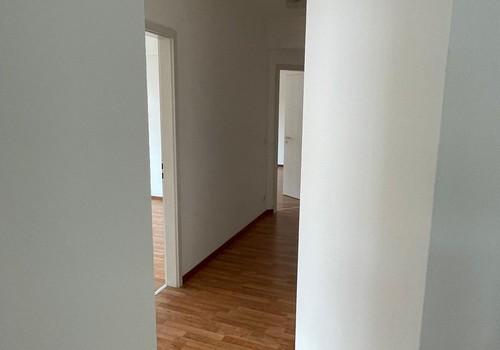 Flur (Blick aus Küche)
