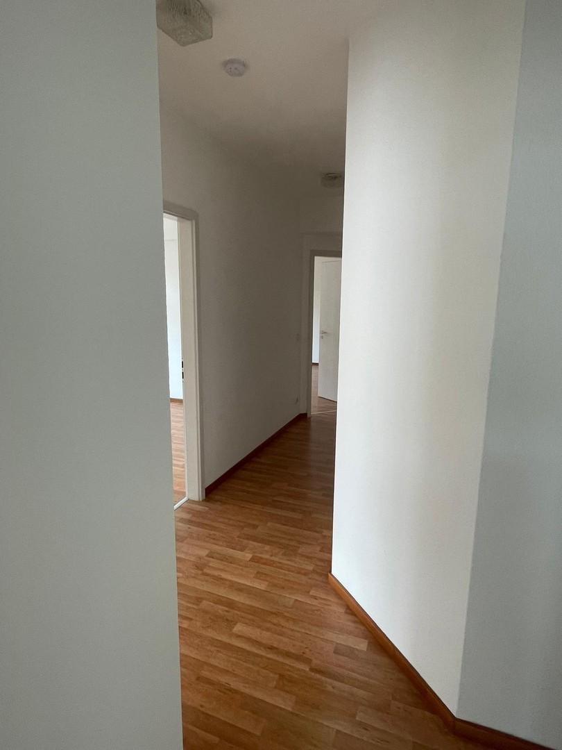 Flur (Blick aus Küche)