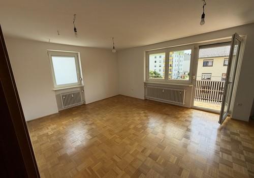 Wohnzimmer und Zugang Balkon