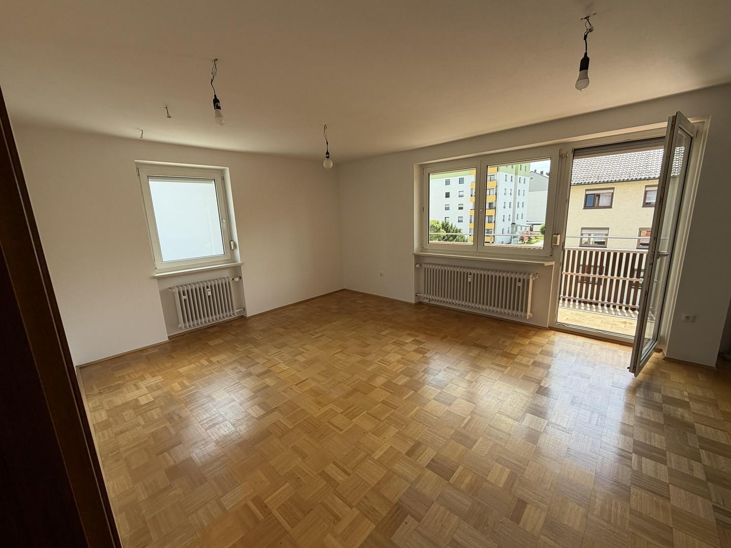 Wohnzimmer und Zugang Balkon