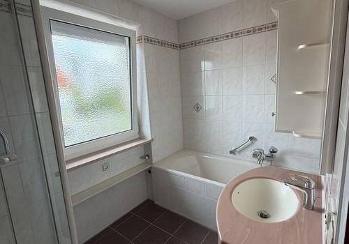 Badezimmer und Badewanne