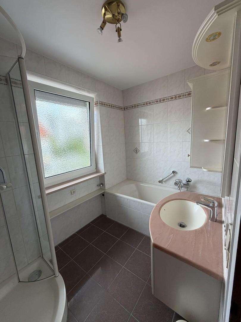 Badezimmer und Badewanne