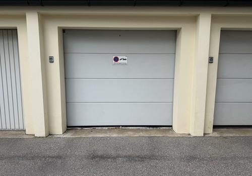 Garage mit elektr. Tor