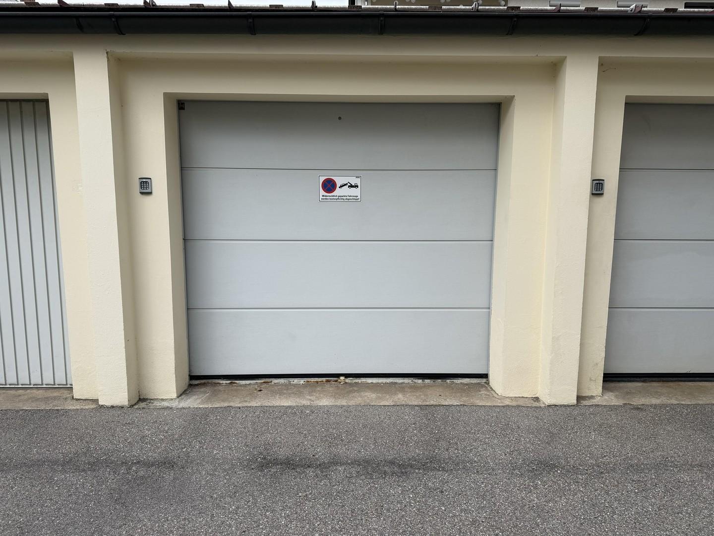 Garage mit elektr. Tor
