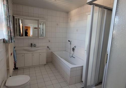 Badezimmer mit Dusche u. Wanne