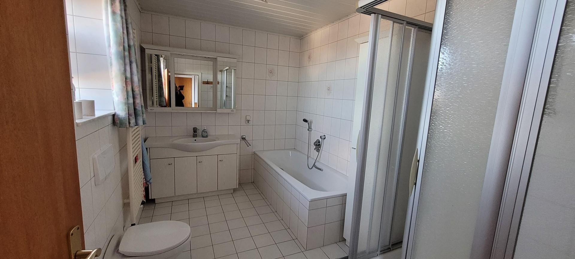 Badezimmer mit Dusche u. Wanne