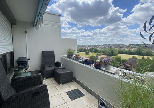 Großzügiger Balkon mit Markise