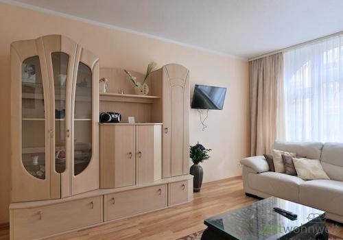 Blick zu Schrankwand und TV
