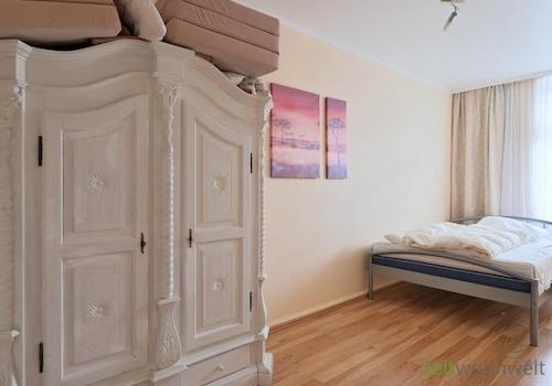 XL-Kleiderschrank mit Balkon-Sitzkissen