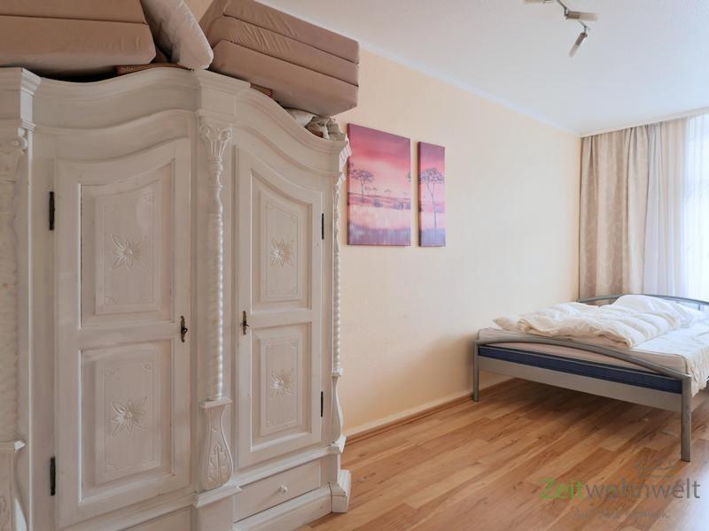 XL-Kleiderschrank mit Balkon-Sitzkissen