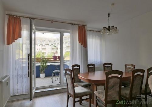 Esstisch vor dem Balkon