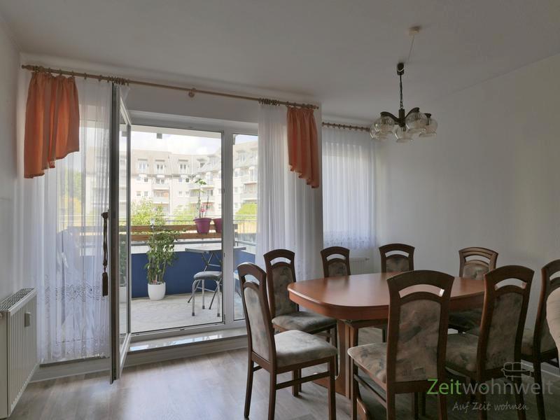 Esstisch vor dem Balkon
