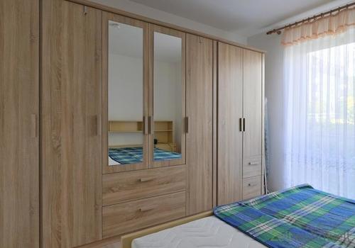 großer Kleiderschrank