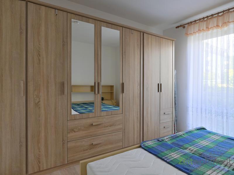 großer Kleiderschrank