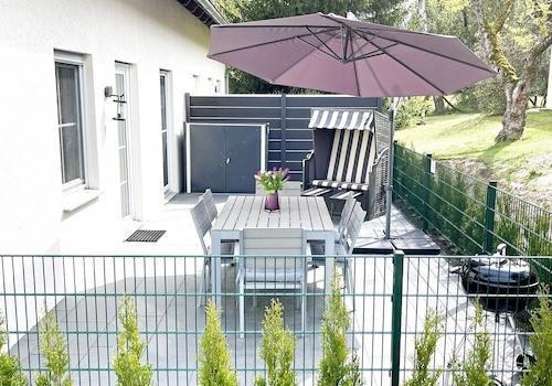Voll umzäunte Terrasse
