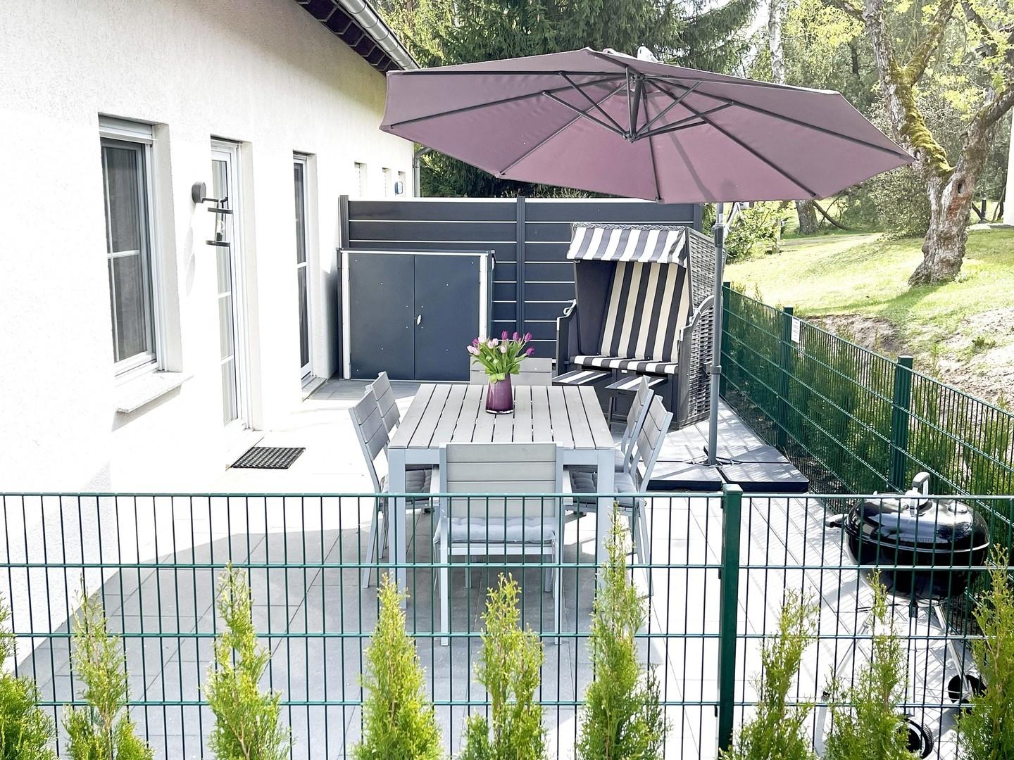 Voll umzäunte Terrasse