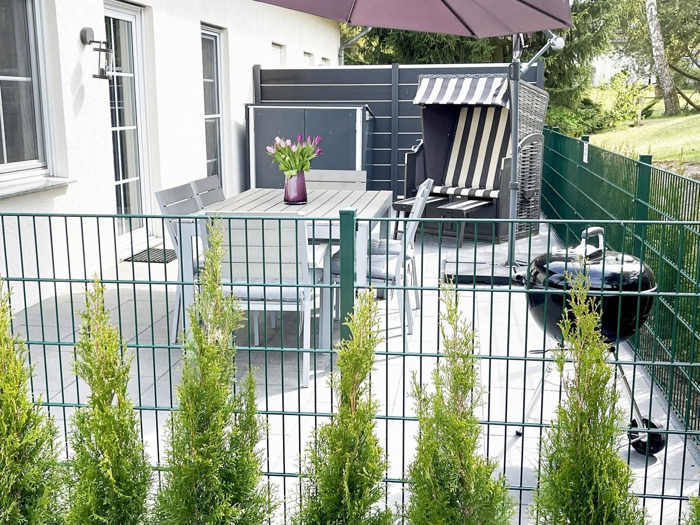 Terrasse m. Grill + Strandkorb
