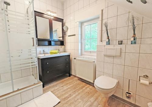 Badezimmer m. Doppelwschtisch