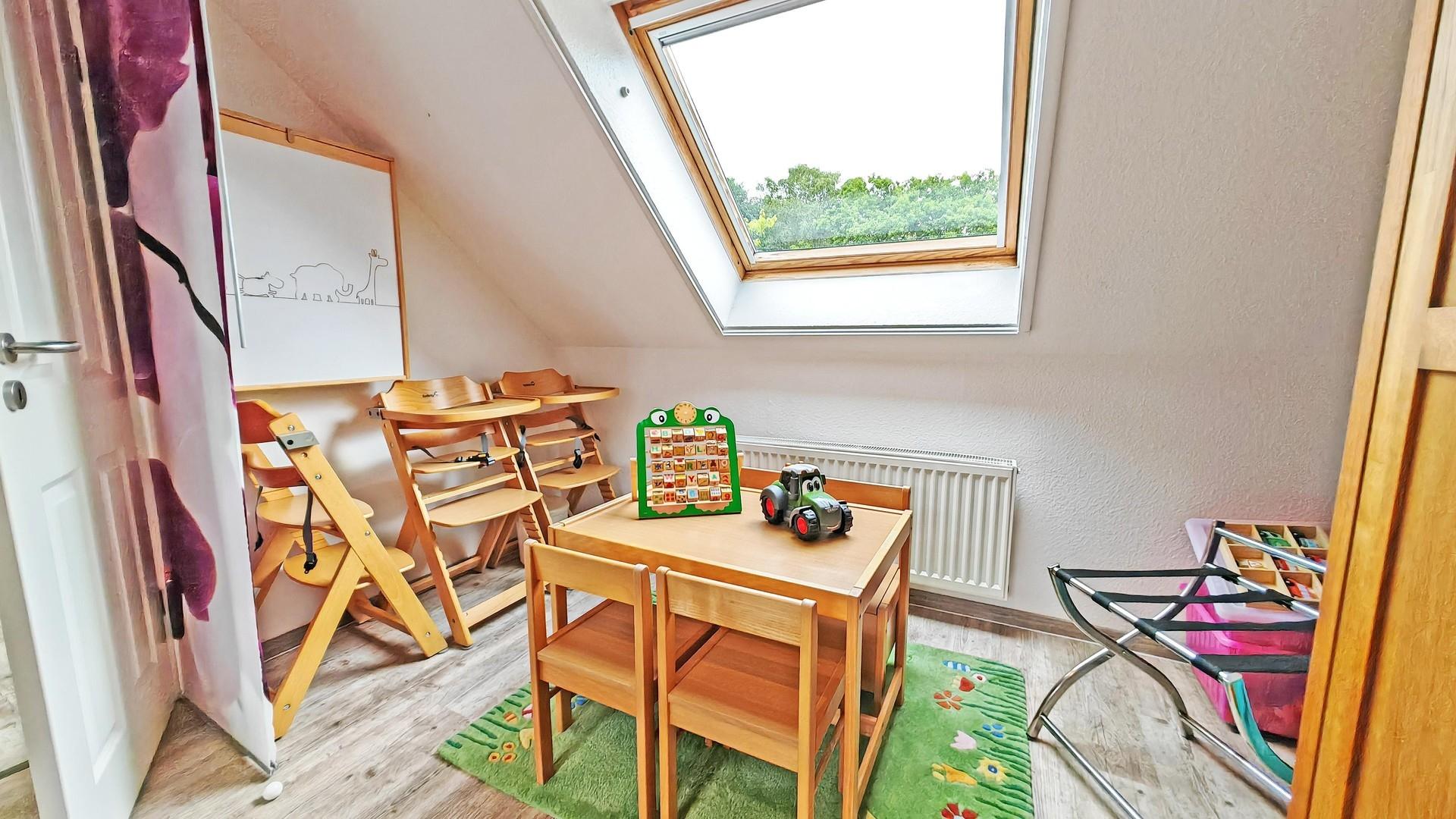 Wickeltisch und 3 Hochstühle